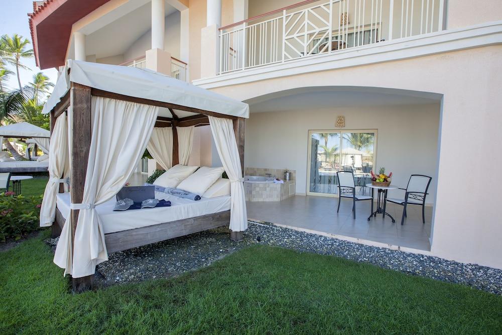 Majestic Elegance Punta Cana (Adults Only) Εξωτερικό φωτογραφία A pergola in a hotel