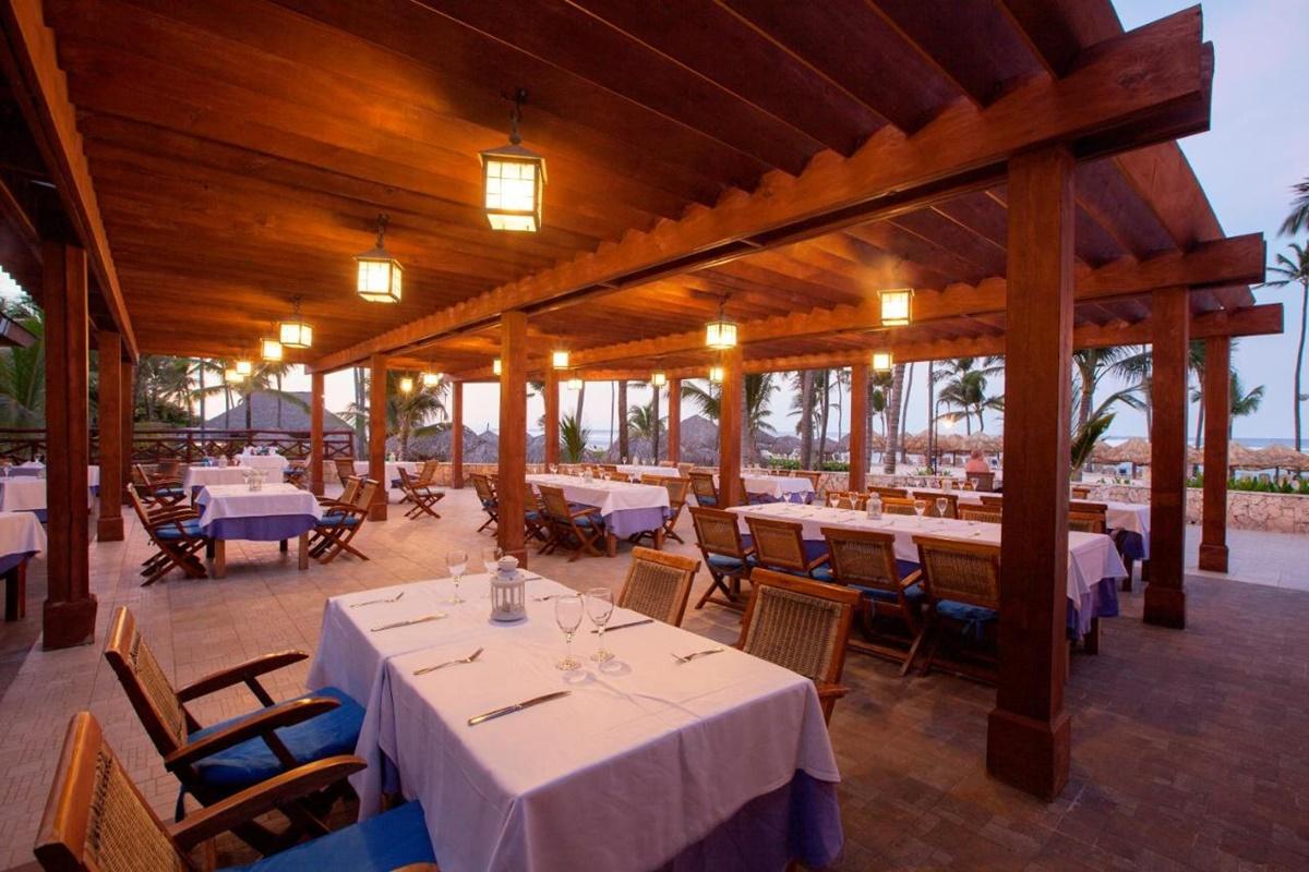 Majestic Elegance Punta Cana (Adults Only) Εξωτερικό φωτογραφία Restaurant at the resort