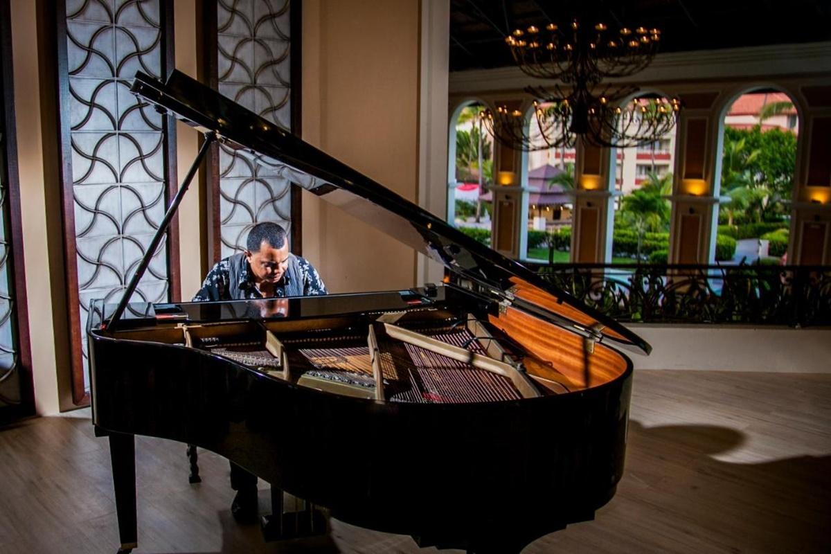 Majestic Elegance Punta Cana (Adults Only) Εξωτερικό φωτογραφία A piano player at the lobby of the Four Seasons Hotel, Los Angeles