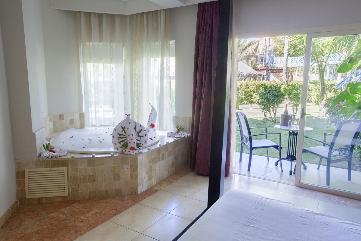 Majestic Elegance Punta Cana (Adults Only) Εξωτερικό φωτογραφία A room at the hotel