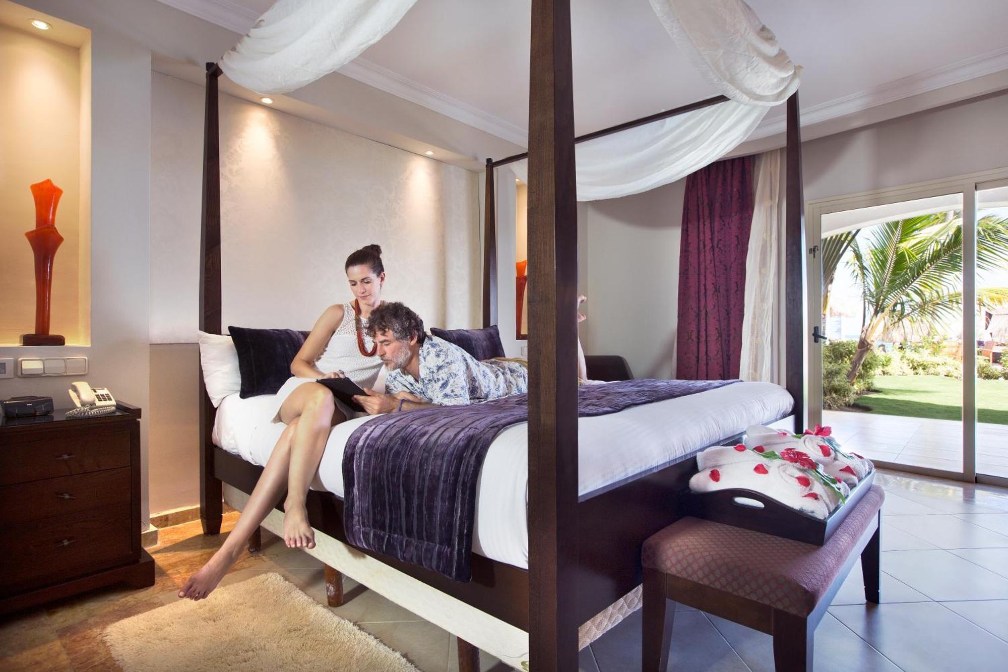 Majestic Elegance Punta Cana (Adults Only) Δωμάτιο φωτογραφία A guest room at the Hard Rock Hotel