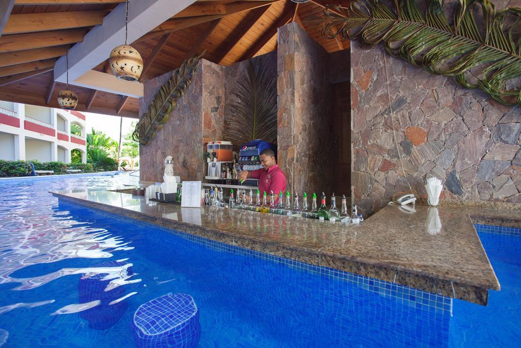 Majestic Elegance Punta Cana (Adults Only) Εξωτερικό φωτογραφία Swim-up bar at a resort in Cancun, Mexico